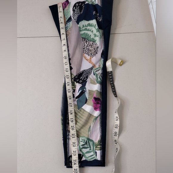 Athleta Women's Leaf Print Active Running Athletic Cropped Leggings - Picture 12 of 15